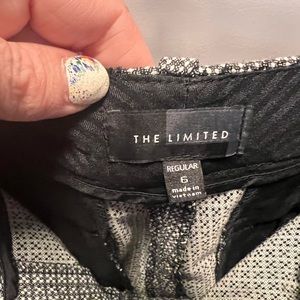 Size 6 limited dress pant. Fits more like an 8.
